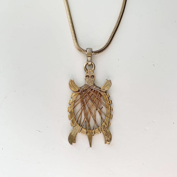 Vintage Napier Gold Tone Sea Turtle Necklace Metal Wire Wrap Pendant 15" DR2 - Picture 8 of 9